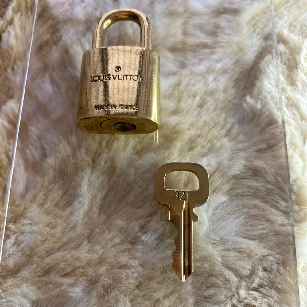 Louis Vuitton #321 Lock & Key - Picture 6 of 6